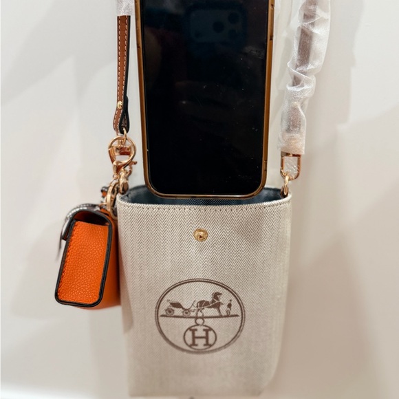 UPCYCLED HERMÈS DUST BAG
PHONE POUCH + air pod holder and gift bag - Picture 7 of 14